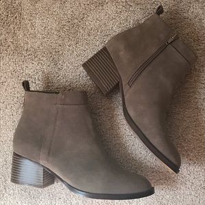 🛍GAP Genuine Suede Ankle Boots